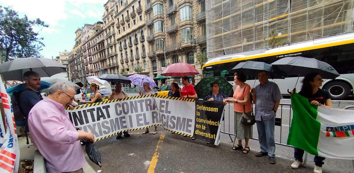 UCFRcat's tweet photo. Concentració unitària #StopLePen Unitat contra l'extrema dreta.
Davant el Consolat de França a Barcelona, convocada per grups francesos.
Un gran moviment unitari als carrers pot aturar l’amenaça feixista a França.
#ElectionsLegislatives2024 #legislative2024 #legislatives2024 https://t.co/lqrPkfXYUw