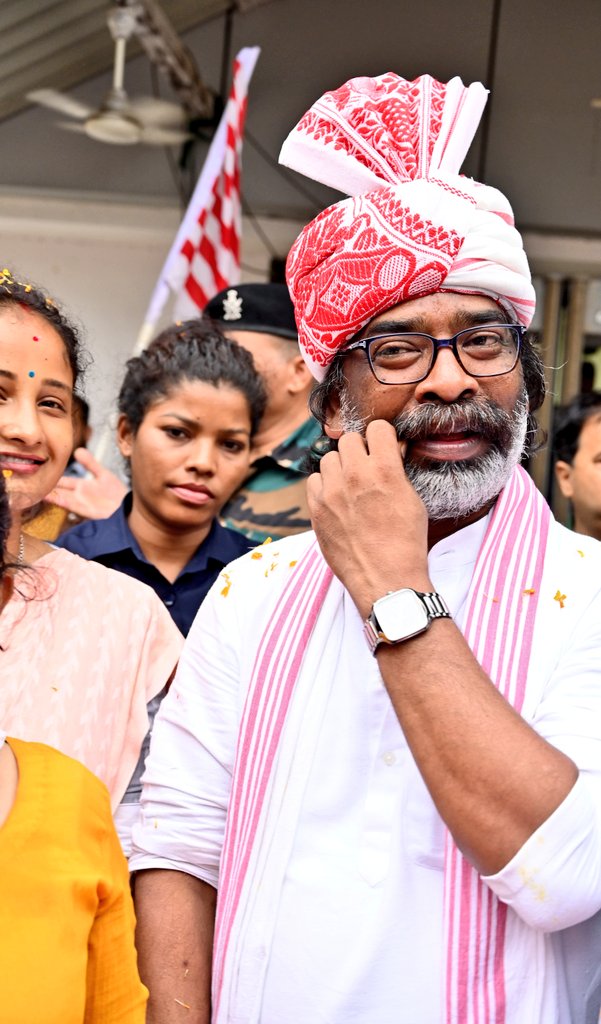 HemantSorenJMM's tweet photo. सरफ़रोशी की तमन्ना अब हमारे दिल में है 
देखना है ज़ोर कितना बाज़ू-ए-क़ातिल में है https://t.co/MgfVaxfBtb