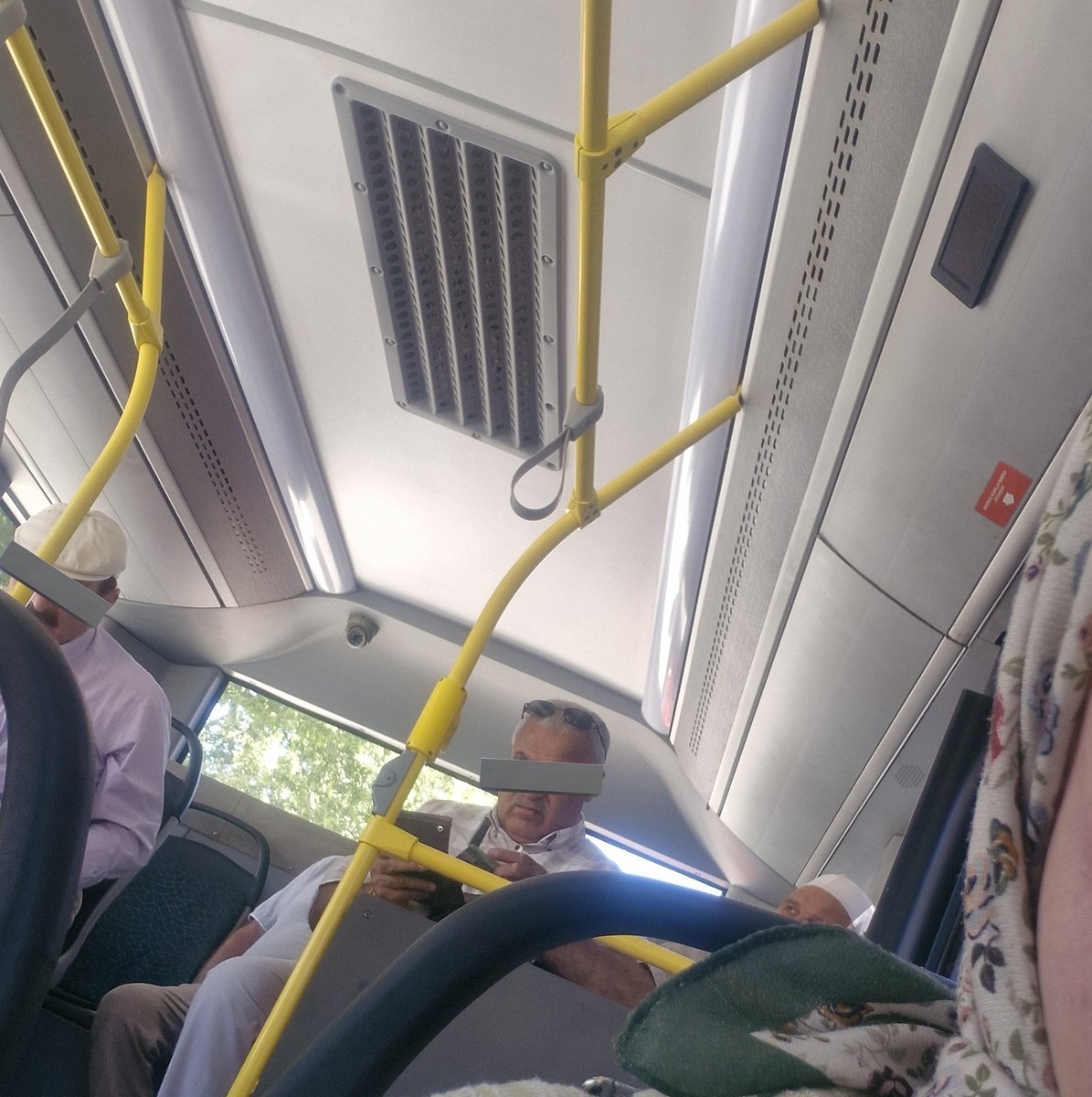 Otobüse 8 kişi bindik bi ben para verdim.. Hepsine sağlıkla yaşa dedi geçtiler üstelik bi 8 kişi daha binse ayakta gidicem..