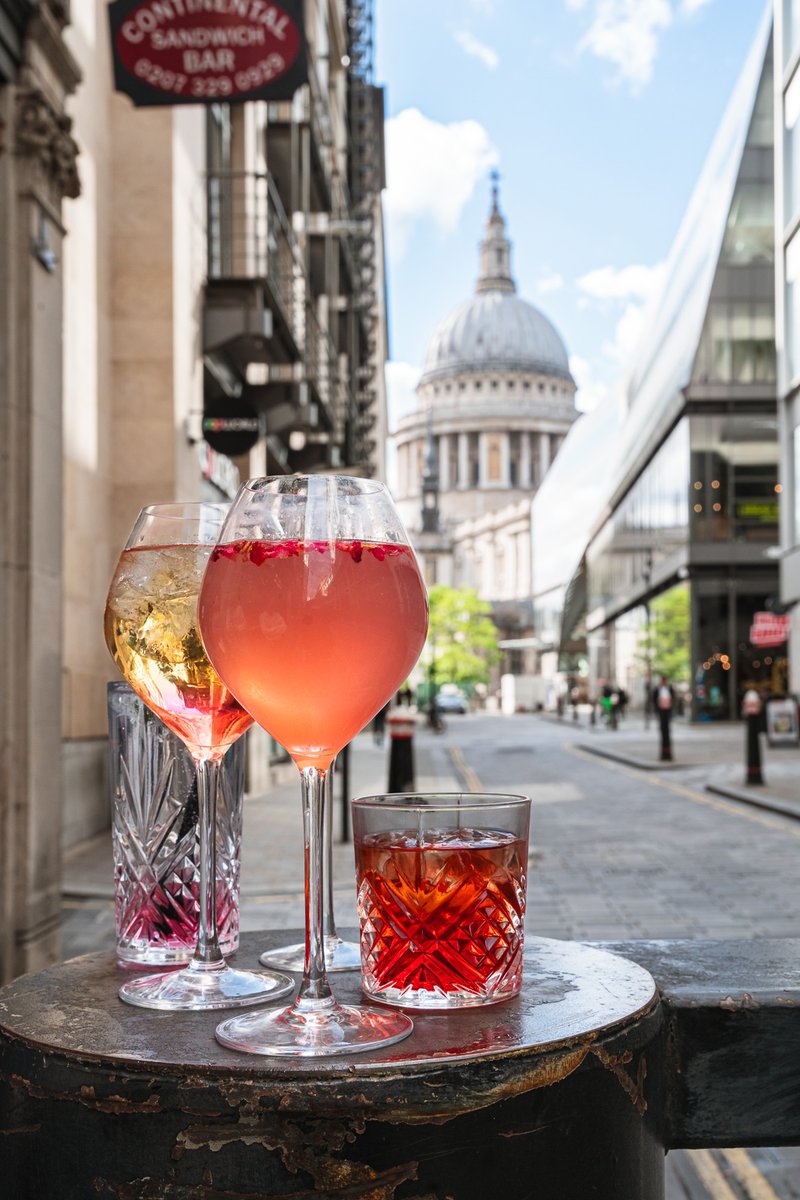 Raising a glass to summer days (and nights) with <a href="/LaniqueDrinks/">Lanique</a>

Shot at <a href="/Pavilionendpub/">pavilionend</a> for @rochecom

What's your summer cocktail? 🍸 #drinksphotography #stpaul #brandphotography