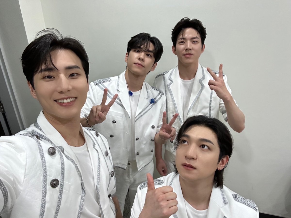 day6official's tweet photo. [ #DAY6_BEHIND ]  

숨 가쁘게 살아가는 순간 속에도~
봐도 봐도 아쉽고 더 보고픈 우리🎵

언제나 서로의 곁에
있어주기로 해요🍀💚

#DAY6 #데이식스
#MBC #놀면뭐하니 https://t.co/9l017ohYZe