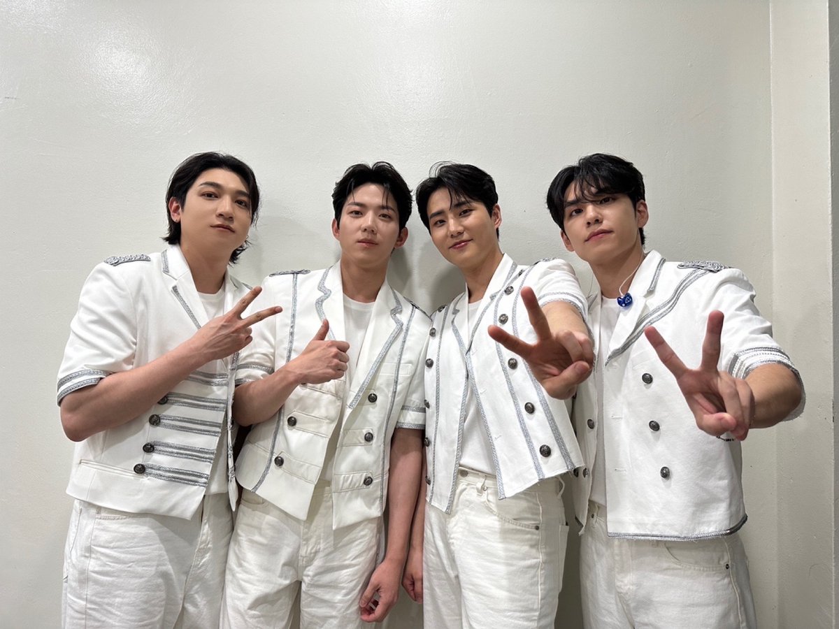 day6official's tweet photo. [ #DAY6_BEHIND ]  

숨 가쁘게 살아가는 순간 속에도~
봐도 봐도 아쉽고 더 보고픈 우리🎵

언제나 서로의 곁에
있어주기로 해요🍀💚

#DAY6 #데이식스
#MBC #놀면뭐하니 https://t.co/9l017ohYZe