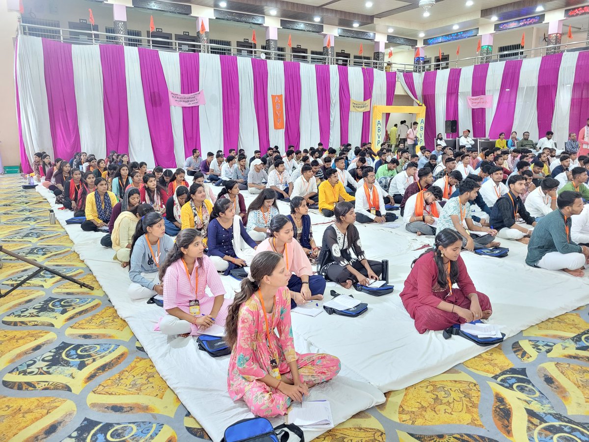 abvpcg's tweet photo. अभाविप छत्तीसगढ़ के प्रांत अभ्यास वर्ग के तीसरे दिन आज केंद्रीय कार्य समिति सदस्य एवं बिलासपुर विभाग के संगठन मंत्री श्री @Shubham36garh जी ने परिसर कार्य विषय पर कार्यकर्ताओं से चर्चा की। https://t.co/bBzA6rqhek