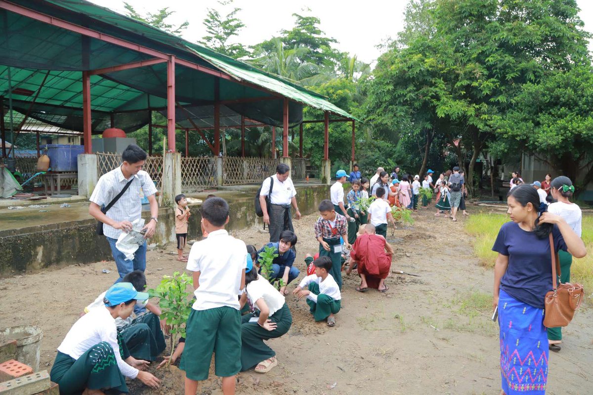 UNHABITAT_MM's tweet photo. 🌍🌱 Green School Green Future! 🌱🌍

On the last day of #MCAW2024, UN-Habitat and partners hosted this session at Shwe Bone Oo Monastic School in Yangon. 

Highlights:

🌿 Establish Eco Club 
🌿 Tree Planting 
🌿 Youth Participation

Join us in making our planet greener! 🌳💚 https://t.co/6Jiar5tE76
