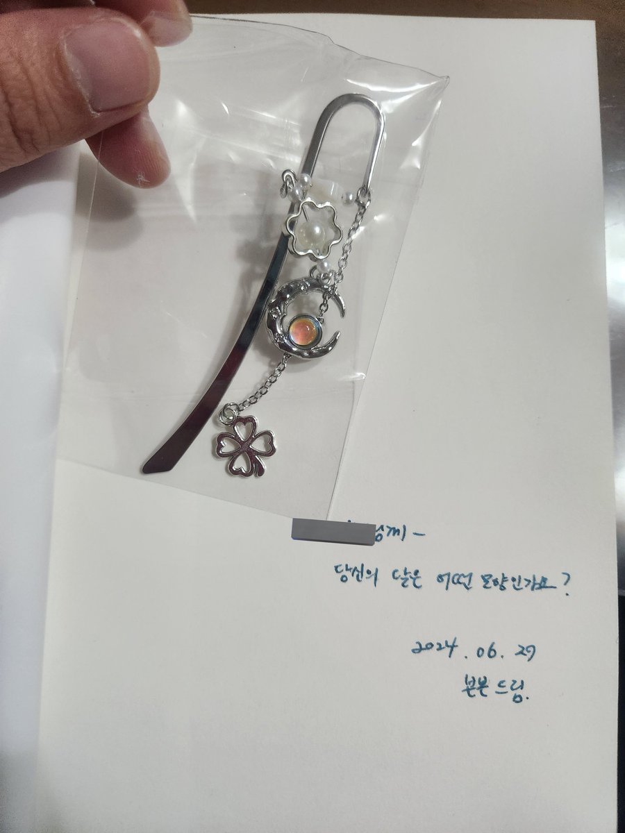silentkit72's tweet photo. 으아ㅇ으아아!ㅠㅠㅠ
나 책갈피 고르느라 못 봤었는데 본본님이 이런거 써주셨네...ㅠㅠ
마침 책갈피도 달이었는데 ㅎㅎ
잘 읽을게요...(괜히 감동) https://t.co/3fZUn4vTG2