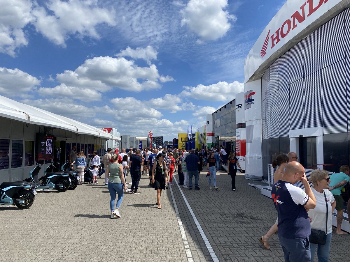 BjornSmit95's tweet photo. Gezellige drukte in de paddock op TT Circuit Assen, waar de #Moto3-kwalificatie in volle gang is. Kan Collin Veijer het Nederlandse publiek in vervoering brengen door pole te pakken? #DutchGP https://t.co/64pYJFM7io