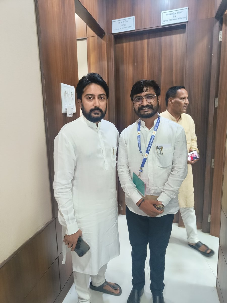 BalajiGadepatil's tweet image. मुंबई विधानभवन येथे पावसाळी अधिवेशनाच्या पार्श्वभूमीवर लातूर ग्रामीण विधानसभा मतदारसंघाचे आमदार मा. धीरज जी  देशमुख यांची भेट झाली.

@MeDeshmukh
#Monsoonsession #DhirajDeshmukh