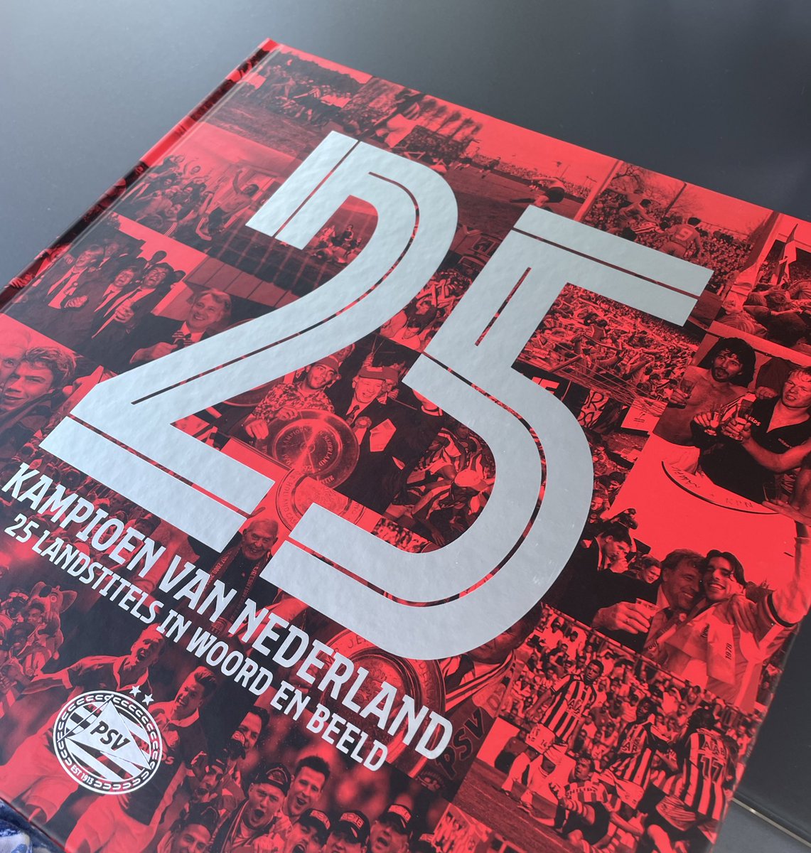 JIH1980's tweet photo. Prachtig boek van @PSV voor de salontafel. Met meer dan 260 pagina’s aan foto’s en verhalen. En kijk wie daar ineens samen met onder meer @NilistheLegend opduikt?
Nu alleen nog even een salontafel kopen… https://t.co/aH4et3ePtT