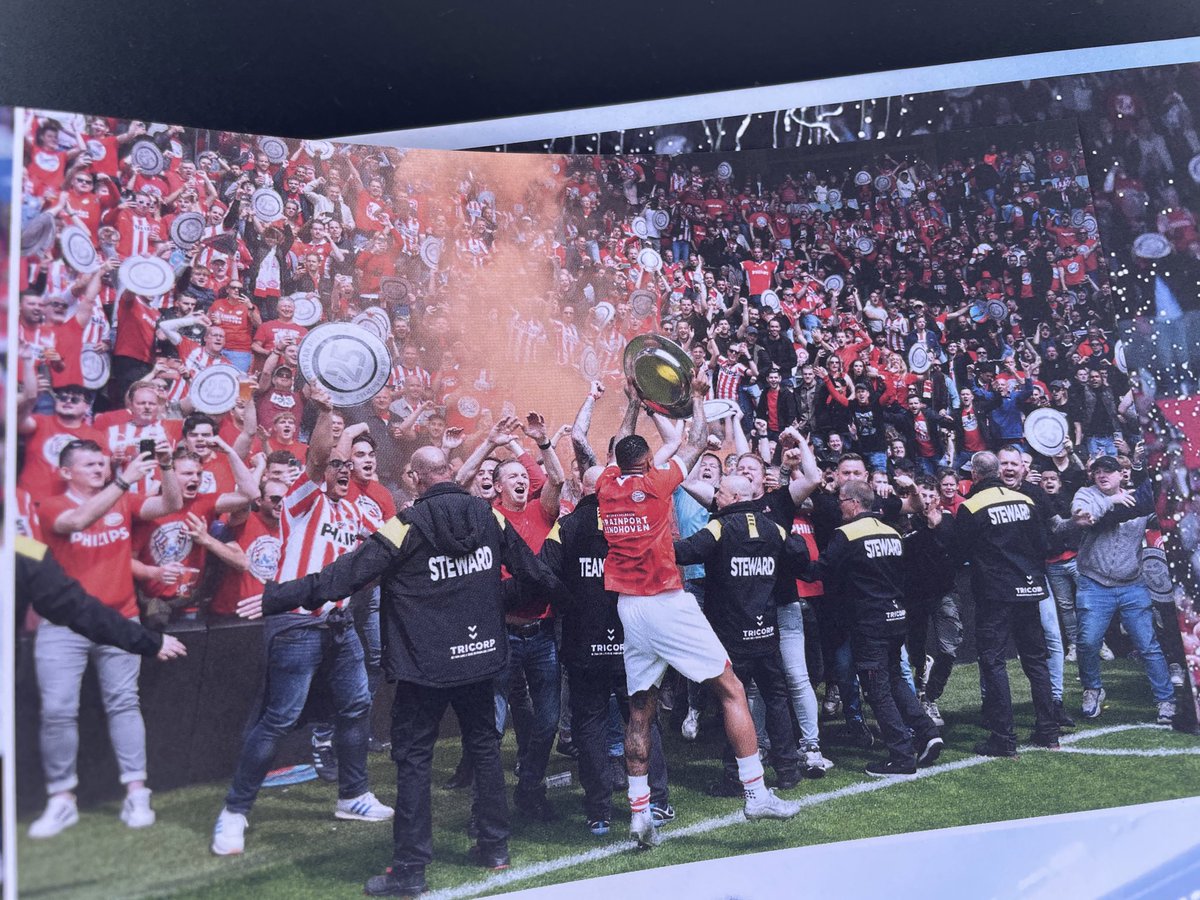 JIH1980's tweet photo. Prachtig boek van @PSV voor de salontafel. Met meer dan 260 pagina’s aan foto’s en verhalen. En kijk wie daar ineens samen met onder meer @NilistheLegend opduikt?
Nu alleen nog even een salontafel kopen… https://t.co/aH4et3ePtT
