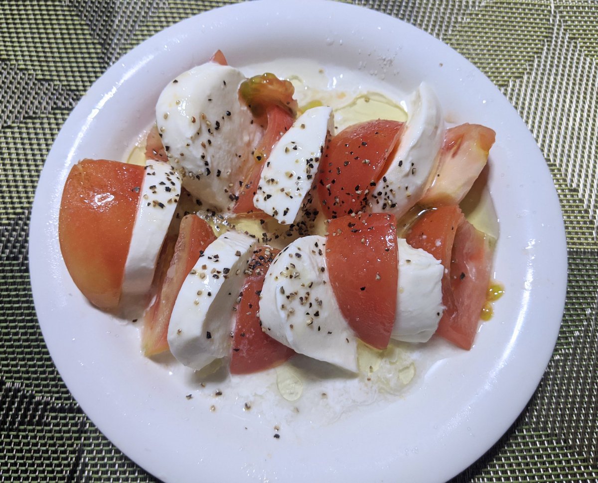 jn48613's tweet photo. モッツァレラチーズが期限切れないうちにと思い
カプレーゼを作ってみた🍴

#カプレーゼ
#手作り
#さっぱりした味
#美味しい https://t.co/YErOdYk85i