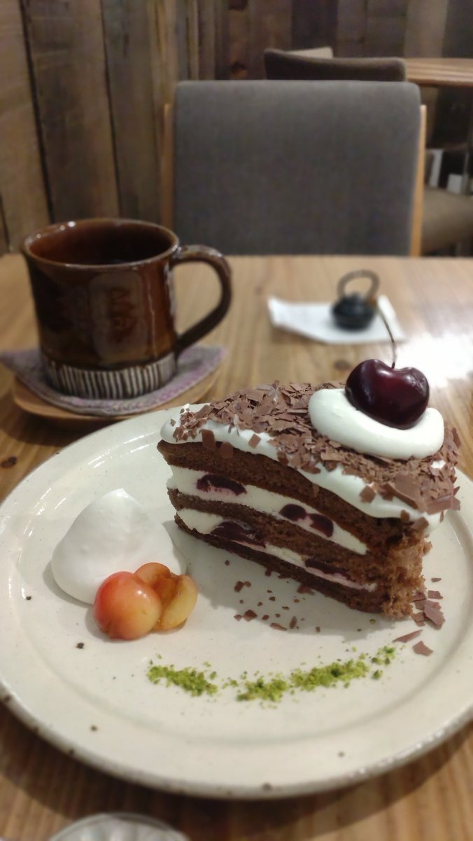 aprilcafe_mini's tweet photo. フォレノワール🍒
やっと昨日、カフェエデン丸井今井店さんに行くことが出来ました
甘〜いアメリカンチェリーにフワフワのスポンジケーキ！美味しー最高ー！
無理やり時間作って行って良かったです😄 https://t.co/itt0tRv9Bh