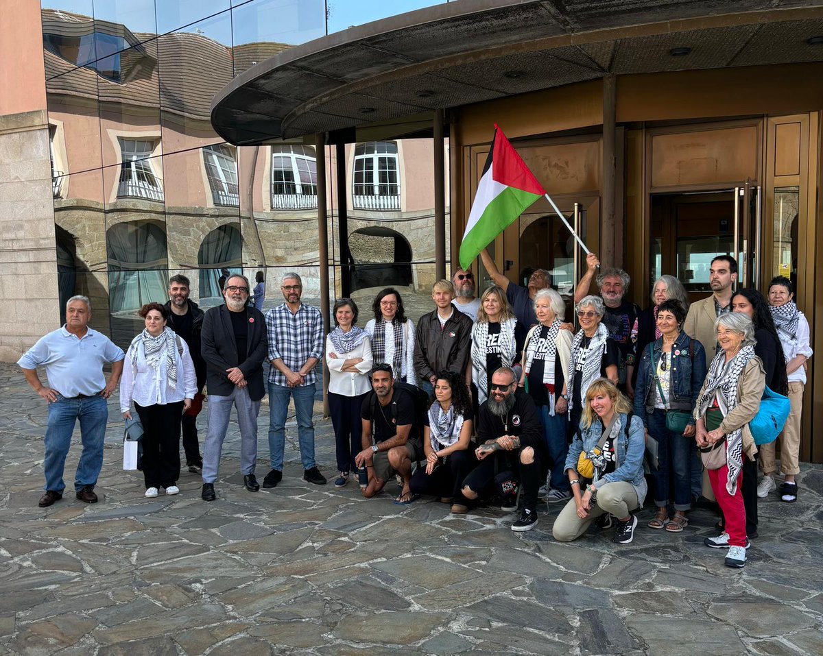 Universidade da Coruña (@udc_gal) on Twitter photo Esta mañá recibimos á tripulación da
<a href="/GazaFFlotilla/">Freedom Flotilla Coalition</a>. A bordo do buque #Handala, este grupo de voluntarios e voluntarias viaxan a Gaza para denunciar o xenocidio do pobo palestino. No encontro amosámoslle todo o noso apoio. Esta mañá recibimos á tripulación da
<a href="/GazaFFlotilla/">Freedom Flotilla Coalition</a>. A bordo do buque #Handala, este grupo de voluntarios e voluntarias viaxan a Gaza para denunciar o xenocidio do pobo palestino. No encontro amosámoslle todo o noso apoio.