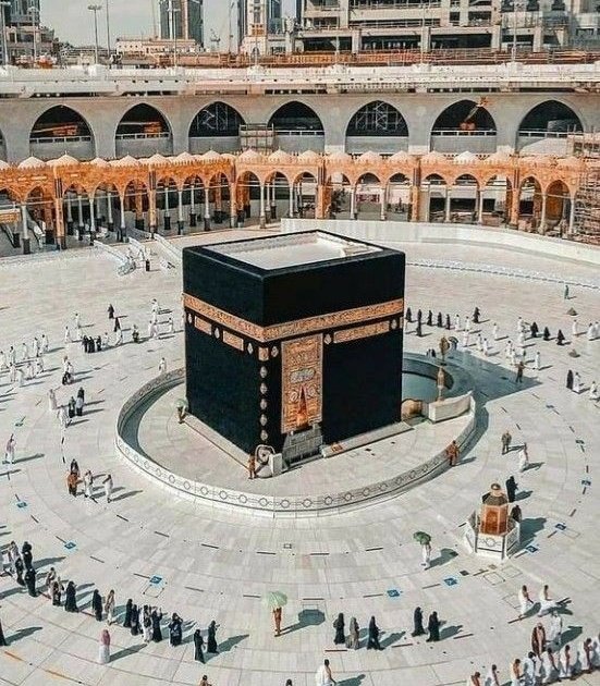 اک میں ہوں کہ جاتا نہیں در پہ اس کے 
اک وہ ہے کہ صداؤں پہ صدائیں دیئے جا رہا ہے
اک میں ہوں کہ کتراتا نہیں گناہوں سے
اک وہ ہے کہ بے حساب دیئے جا رہا ہے