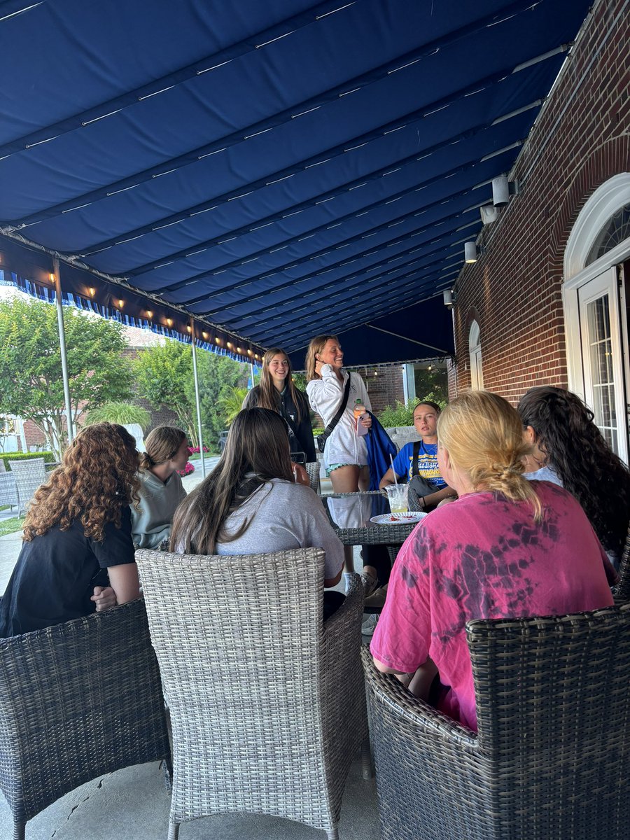 WD18uJS's tweet image. Team dinner and into Saturday final 8 bracket play we go!