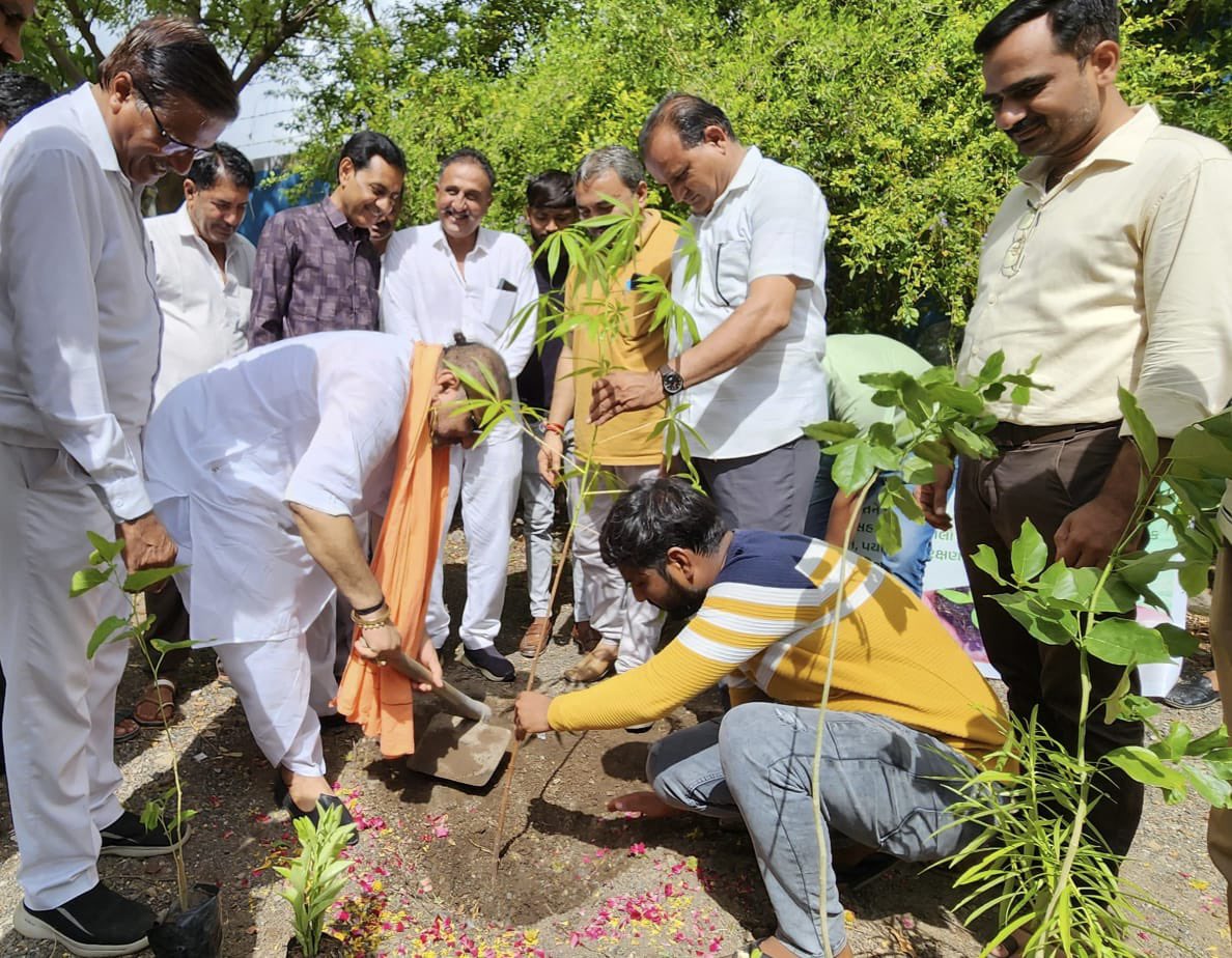 ikaushaldave's tweet photo. વડાપ્રધાન શ્રી @narendramodi જી પ્રકૃતિ પ્રેમી છે. તેઓ શ્રીએ રાષ્ટ્રને #एक_पेड़_मॉं_के_नाम નો મંત્ર આપીને દેશને હરિયાળો બનાવવા આહ્વાન કર્યું. 

એ આહ્વાનને અનુસરીને યુવા બોર્ડના સંયોજક અને યુવા ટીમ દ્વારા સ્વામી વિવેકાનંદ વન અંતર્ગત બોટાદ ખાતે વૃક્ષારોપણ કરવામાં આવ્યું.

#SVGRYB https://t.co/nINMwhM9Lq