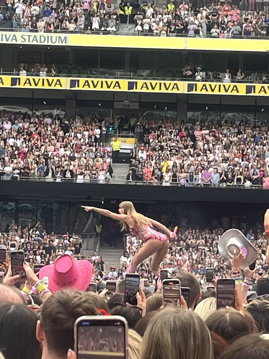Amandao196's tweet photo. What a night at Taylor Swift  #DublinTSTheErasTour https://t.co/ayyykefiyr