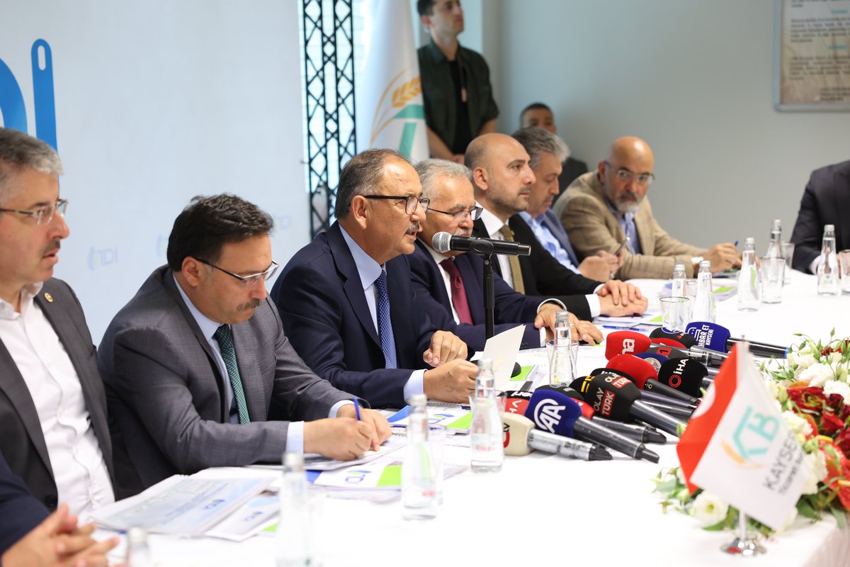 Şehrimiz ve ülkemiz için güzel bir projenin daha hayata geçirilmesinin mutluluğunu yaşıyoruz.

Bugün Kayseri Ticaret Borsası’nın ev sahipliğinde gerçekleştirilen Kocasinan Jeotermal Kaynaklı Tarıma Dayalı İhtisas Organize Sanayi Bölgesi’nin tanıtım toplantısına katıldık.