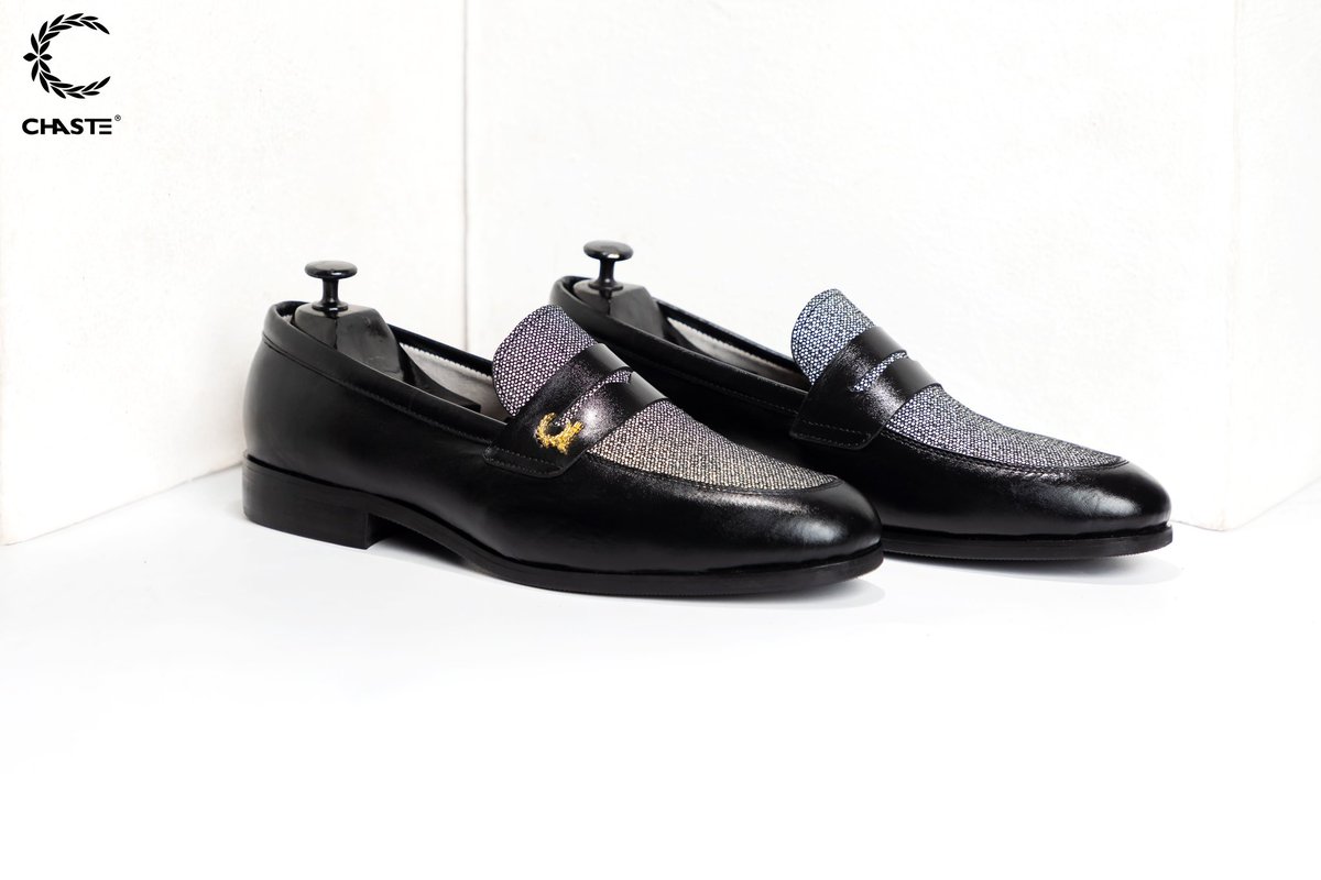chasteshoes's tweet photo. KWAME yɛ ABRANTIE
Confident, Persuasive, Smart, Resourceful 

Embellished with our limited 23 karat Gold-plated CHASTE emblem. 
Made-to-order in sizes 39 - 49 
Price: Ghs1,000 
☎️ / WhatsApp: +233 (0) 550 276 416 

#CHASTE #chasteshoes #sikay3abrantie #handmadeshoes https://t.co/e6w8z7RYVX