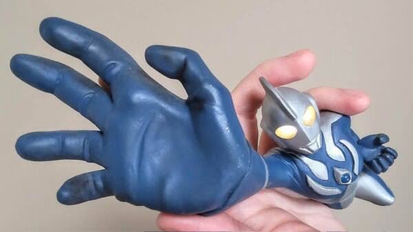 ウルトラマンのぐんぐんカットとか
わかりやすいんですけど魅力のある絵って
嘘で出来てるのでリアルにこだわり過ぎるのは
あんまよくないんですよね。
あとこれは本当に謎だけど、
絵があんま上手じゃない人の方が
性癖尖ってて見てておもろいのはガチ 