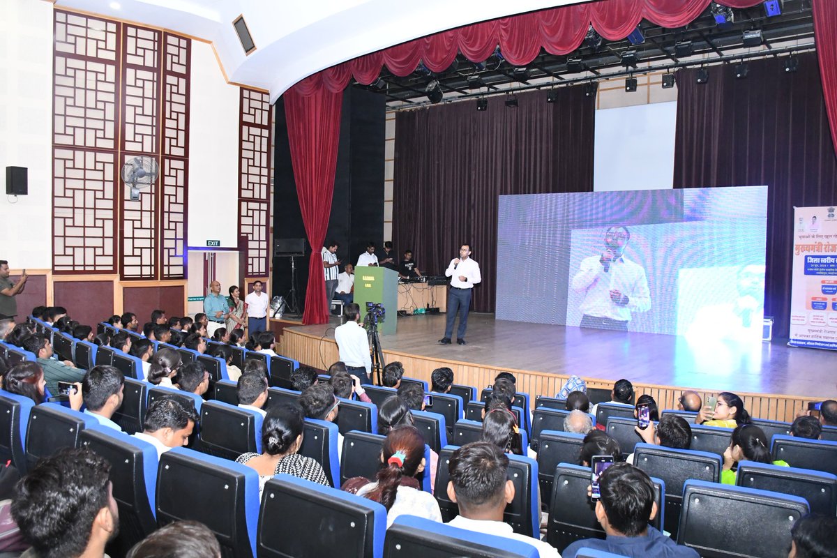 Khushaal_IAS's tweet photo. Privileged to interact with young government recruits and share some sutras for #BalancingPrivateLifeWithPublicLife, #ManagingSelfAndManagingOthers, the need for #Upskilling, being #CapableAndReliable & consistent #Improvement #PublicService #Leadership #UPSC #CareerGrowth https://t.co/1ISFzQv187