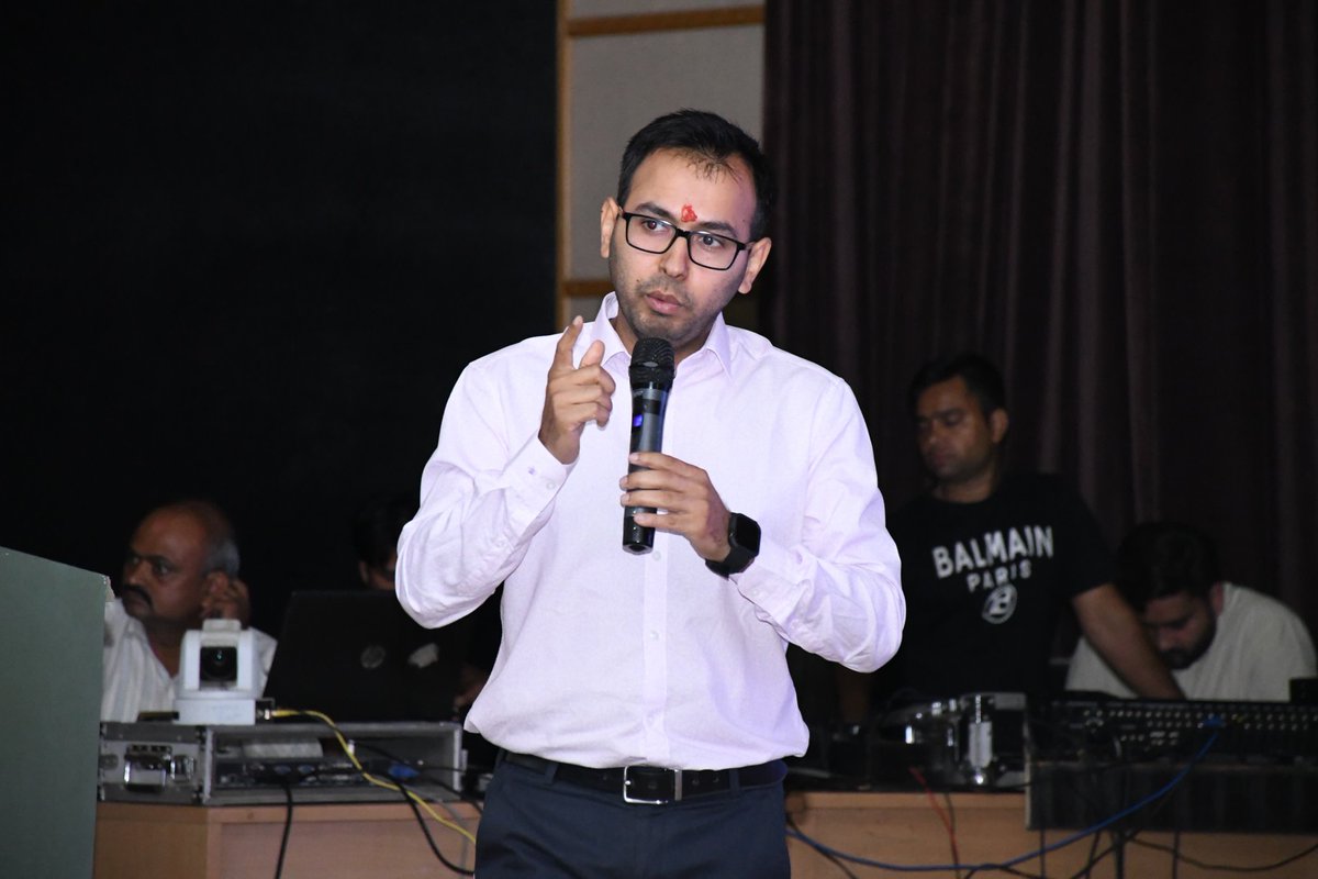 Khushaal_IAS's tweet photo. Privileged to interact with young government recruits and share some sutras for #BalancingPrivateLifeWithPublicLife, #ManagingSelfAndManagingOthers, the need for #Upskilling, being #CapableAndReliable & consistent #Improvement #PublicService #Leadership #UPSC #CareerGrowth https://t.co/1ISFzQv187