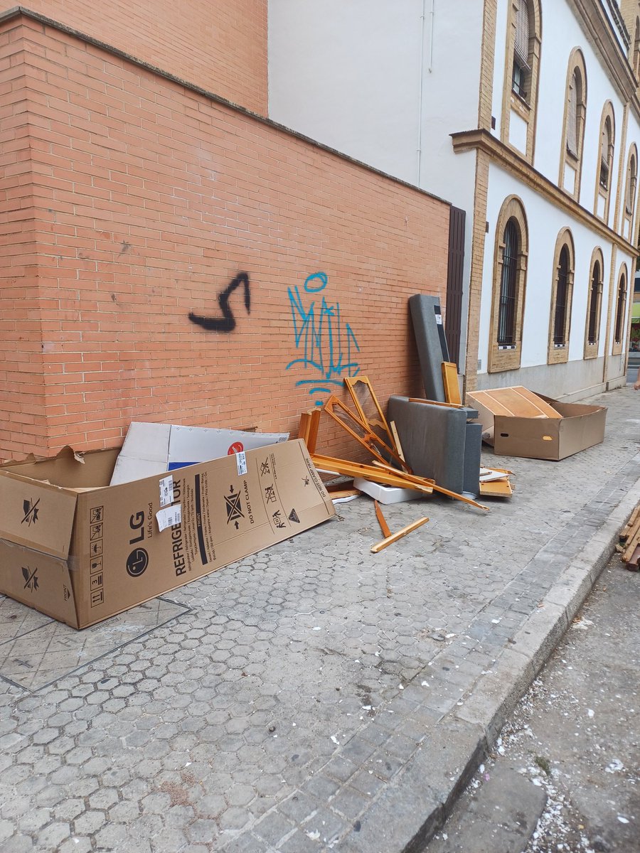silviasanchezro's tweet photo. Pido que pasen ha recoger esto lo antes posible ya que mis ventanas están justamente donde está todo estos muebles tirados @Ayto_Sevilla @LipasamSevilla muchas gracias. https://t.co/U8TKlOvcJv