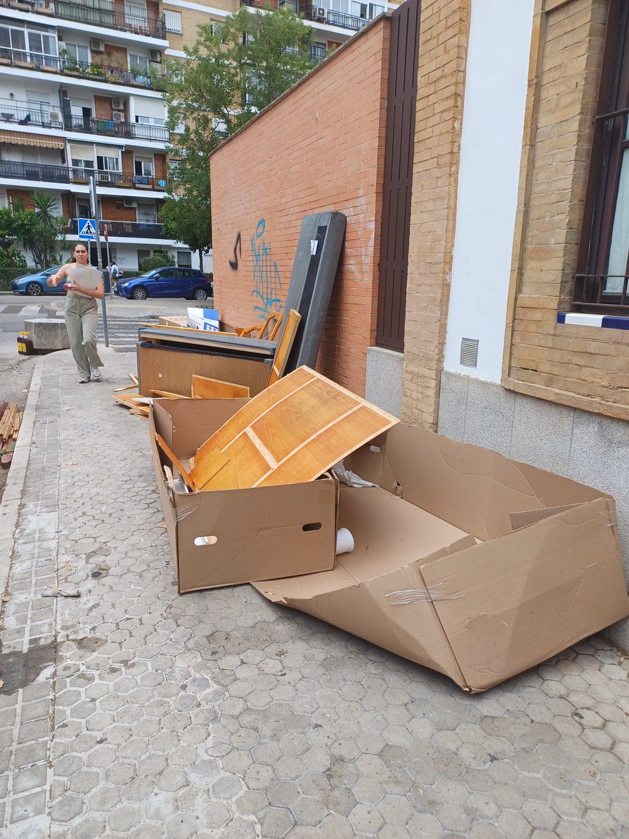 silviasanchezro's tweet photo. Pido que pasen ha recoger esto lo antes posible ya que mis ventanas están justamente donde está todo estos muebles tirados @Ayto_Sevilla @LipasamSevilla muchas gracias. https://t.co/U8TKlOvcJv