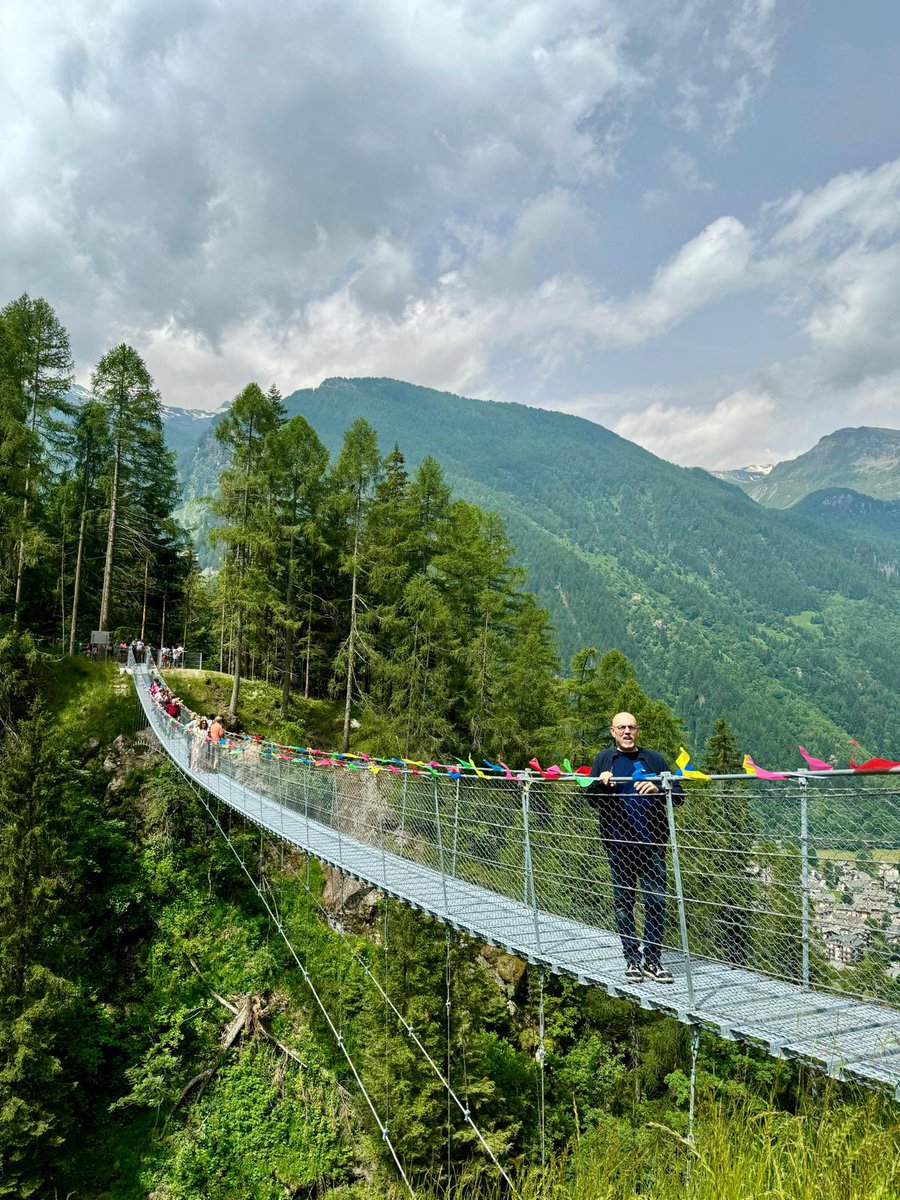 MassimoSertori_'s tweet photo. 📍⛰️Inaugurato questa mattina, alla presenza del Ministro Giancarlo #Giorgetti, il nuovo #pontetibetano in località #Fraciscio a #Campodolcino (SO).
Lungo circa 70 metri e alto 45, il #ponte attraversa la #Caurga, profonda e suggestiva #gola scavata dal #torrente #Rabbiosa. (1/2) https://t.co/3MwTzQ4DOB