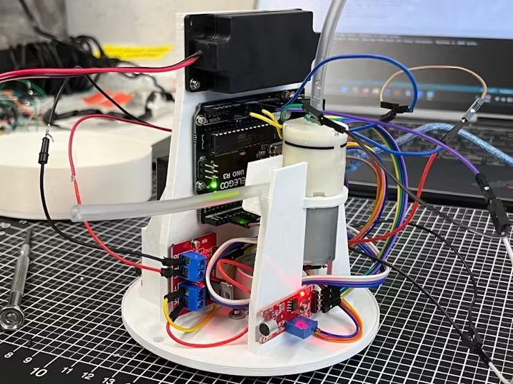 MakerFaireRome's tweet image. #makers #funprojects🎉 Ecco il Babble BLASTER! Ideato da studenti dell&apos;Università di Stoccarda, questo dispositivo alimentato da Arduino ascolta le conversazioni e, quando qualcuno parla troppo, lo avvisa di smettere. Se l&apos;avviso verbale non basta, una spruzzata d&apos;acqua farà il…