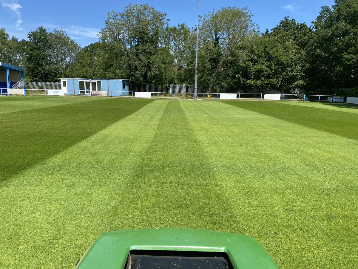 grasslad's tweet image. Well, not football Saturdays means one thing, a nice relaxed start……
Slitter ✅
De-thatch ✅
Cylinder cut 28mm ✅

#grasscare #turfcare #improving #grafting #lovinglife #groundsmanlife #givemeajob