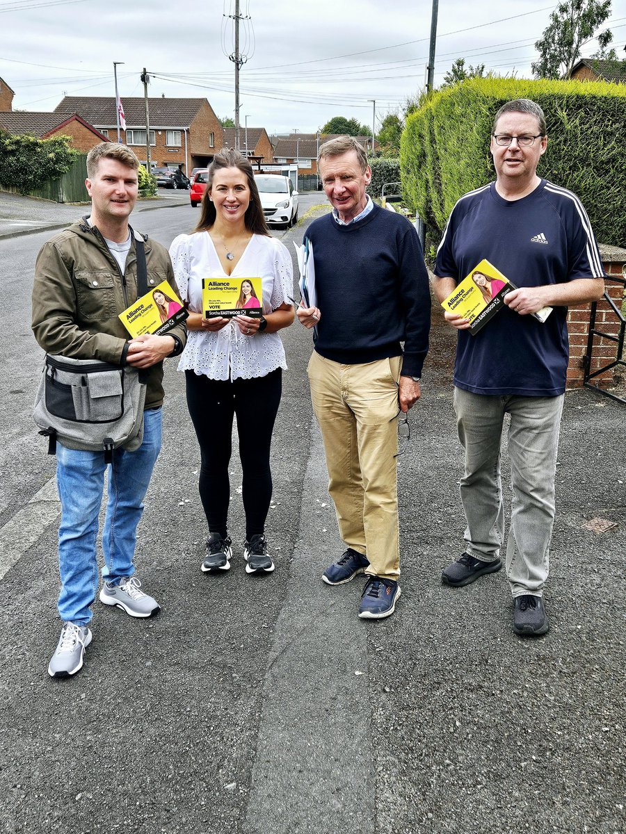 SorchaEastwood's tweet photo. Great morning in Hillsborough, thank you all so much for the support!! 🙌🙂💛✨️

You can't stop change; when it's time, it's time!!  

No matter what is thrown our way, it won't deter us💪🙂

With support from right across the community, we are strong- we are coming through🙌🙂 https://t.co/vcEPr2OydR
