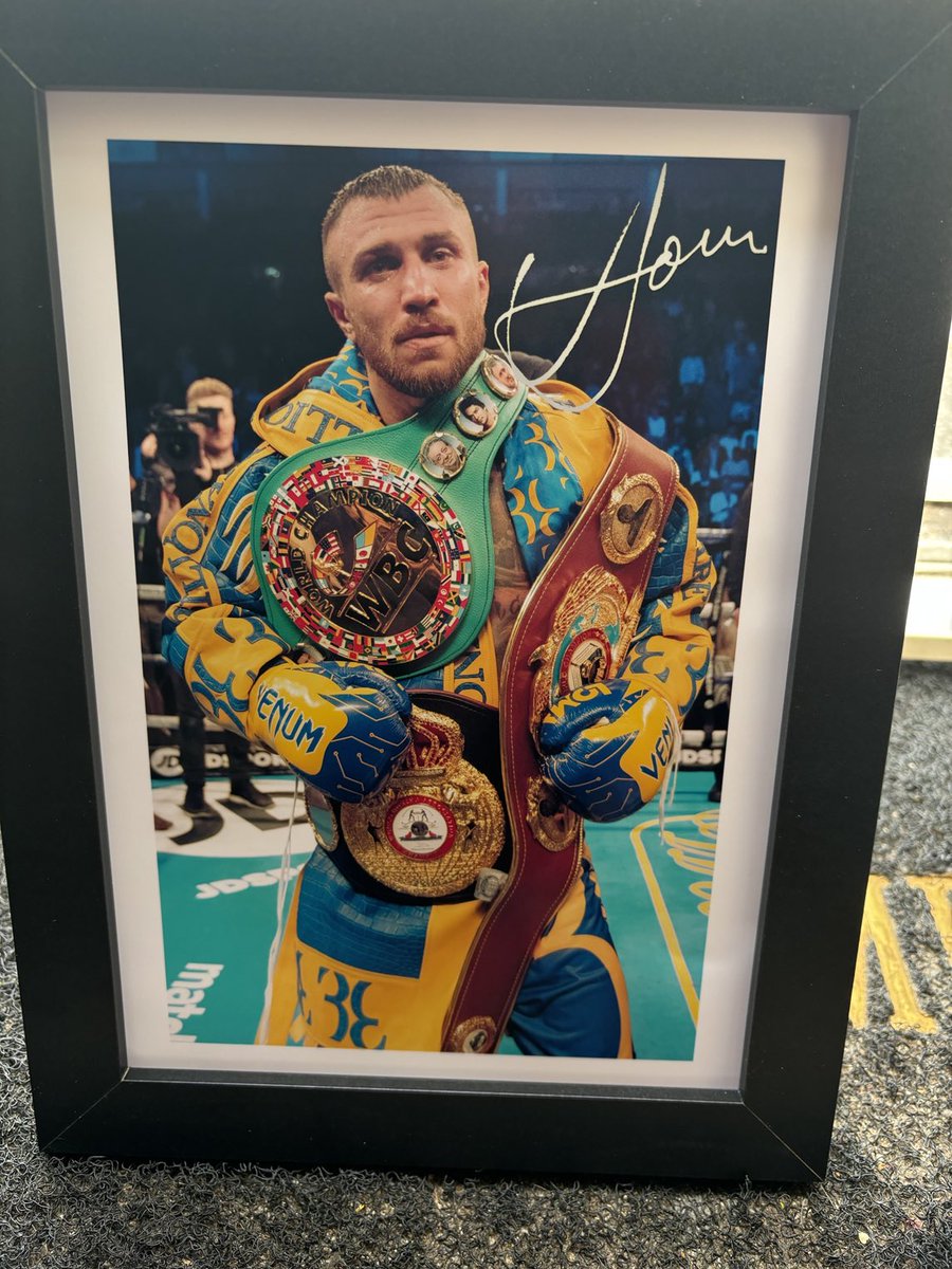 jamsboxingchat's tweet image. Just received my signed ⁦@VasylLomachenko⁩ to go with my signed Usyk. My favourite two Ukrainian’s 🇺🇦 together on my wall. Love it #Boxing #GrowingCollection