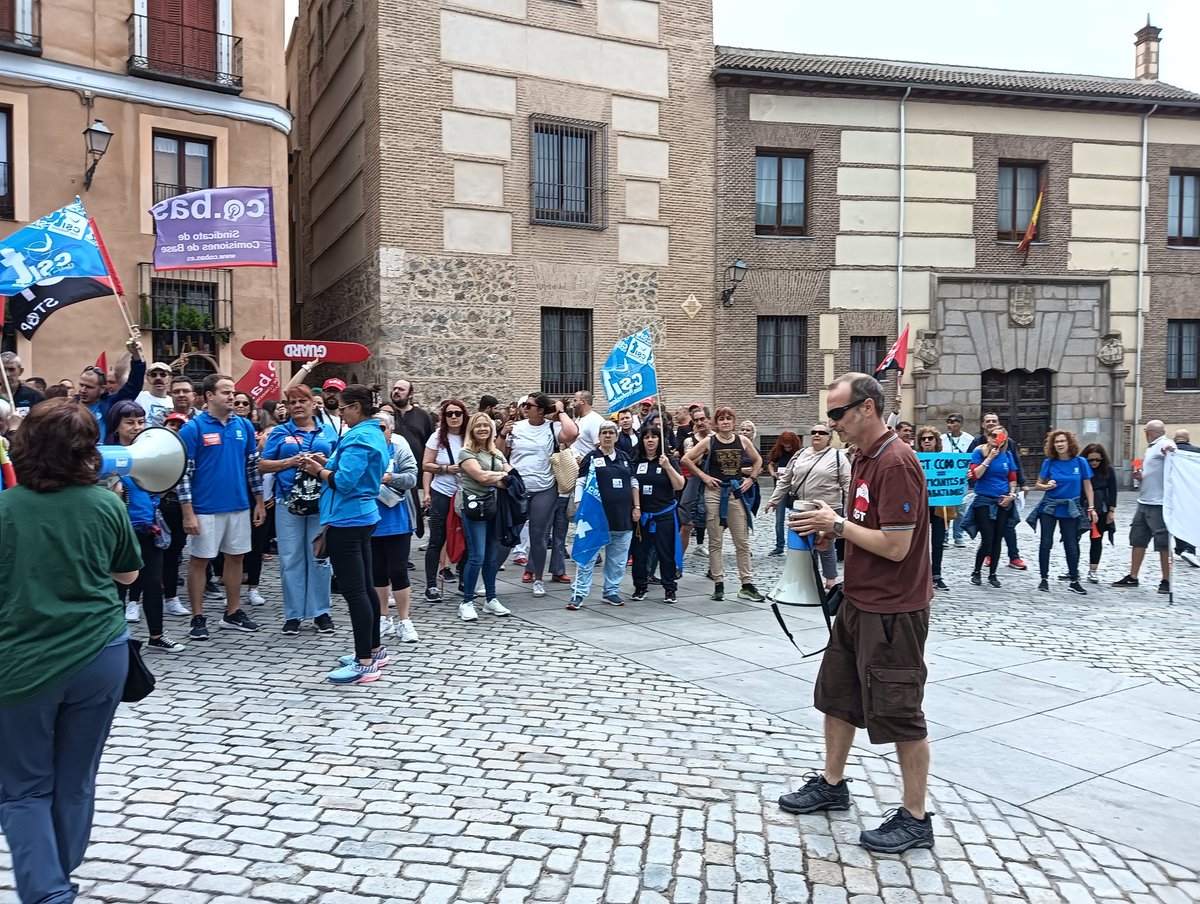 AlcorconSoli's tweet photo. Desde #Alcorcón apoyando la huelga en las instalaciones deportivas del Ayto de Madrid.
Contra el ERE encubierto.
Fijeza ya.
No al abuso de la temporalidad.
#FijezaYa
@AlmeidaPP_ escucha. https://t.co/GYNV7RTWwB
