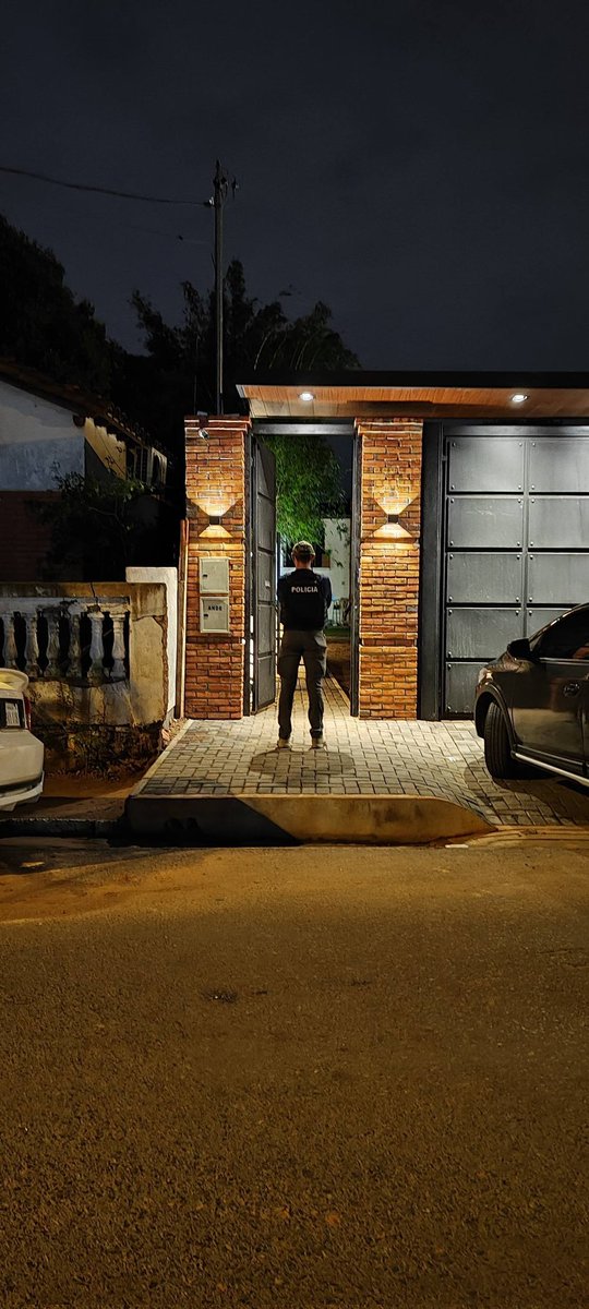 ReportePy's tweet photo. Un hombre fue detenido, en prosecución de la incautación de 3.329 kilos de cocaína, el pasado 23/10/2023, en Villeta – Central, el operativo fue realizado por personal de la Unidad Especial de Inteligencia Sensible Antinarcóticos y Hechos Punibles Conexos (SIU)- https://t.co/jc6C3ckgK0