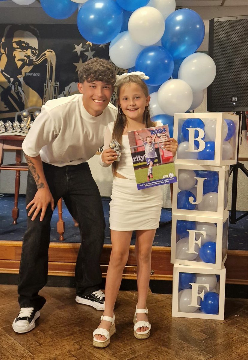Nat_Hug2412's tweet photo. Frankie-Rae…. @BisphamJFF U9’s Tiempo’s girls top goal scorer 💙⚽️ presented to her by her @BisphamJFF ambassador big brother 💙⚽️ 

This is by far one of the best pictures I’ve ever taken 💙⚽️
#footballmum #presentation #football #goals https://t.co/TYKsZfNIqI