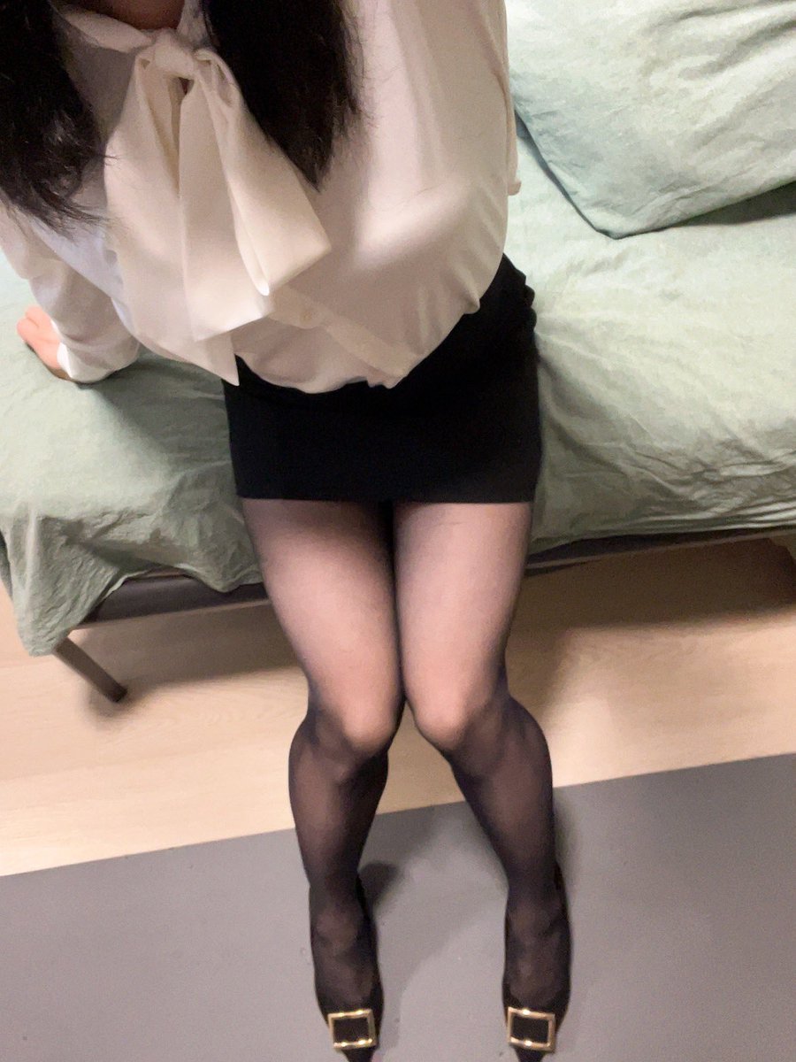opheniaa's tweet photo. 脱完毛后穿黑丝真的感��好奇妙 
#伪娘 https://t.co/KC2X5Z3HXk