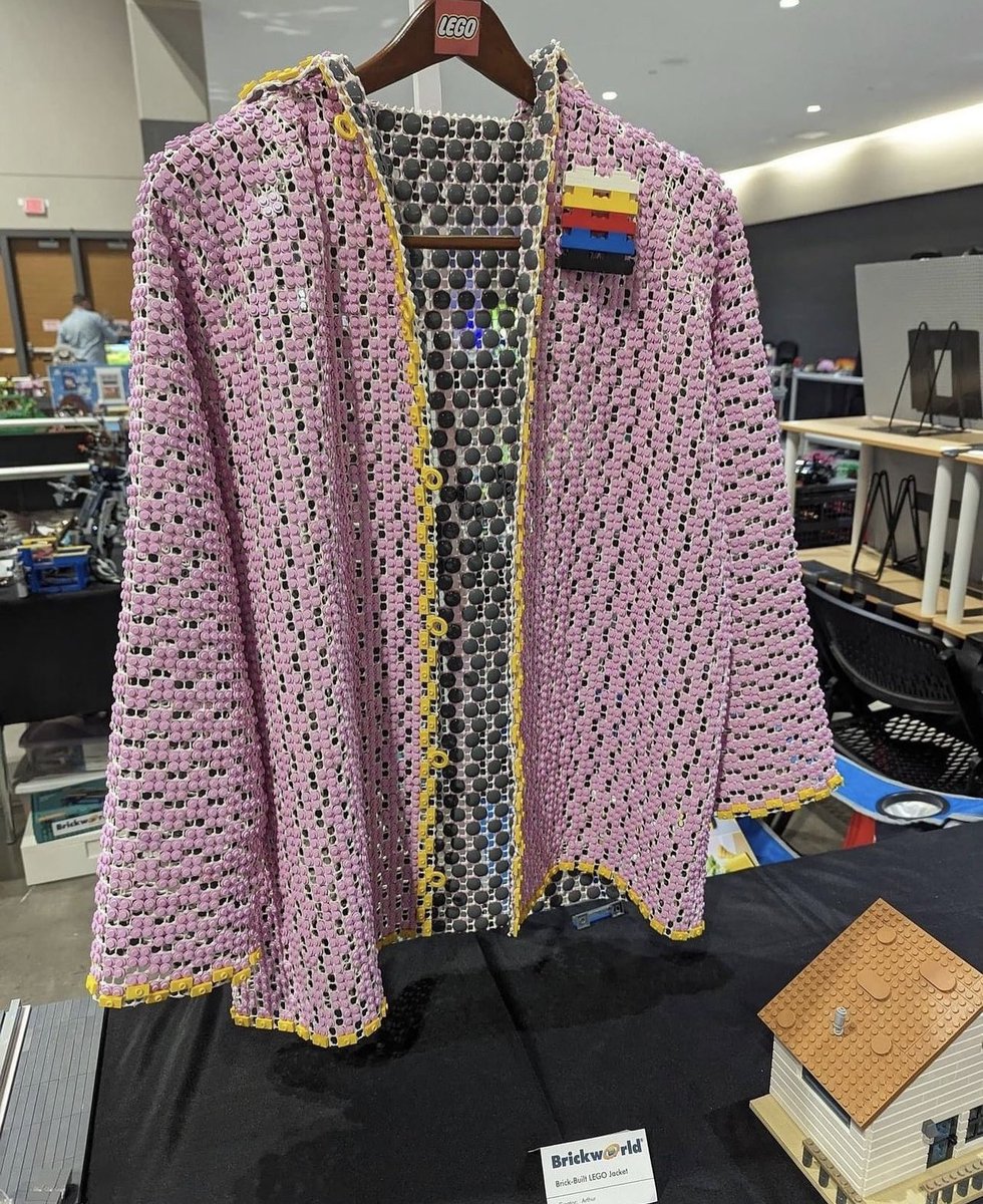 StreetFashion01's tweet photo. Jacket made entirely of Lego!🖤 https://t.co/4mxtgntUAO