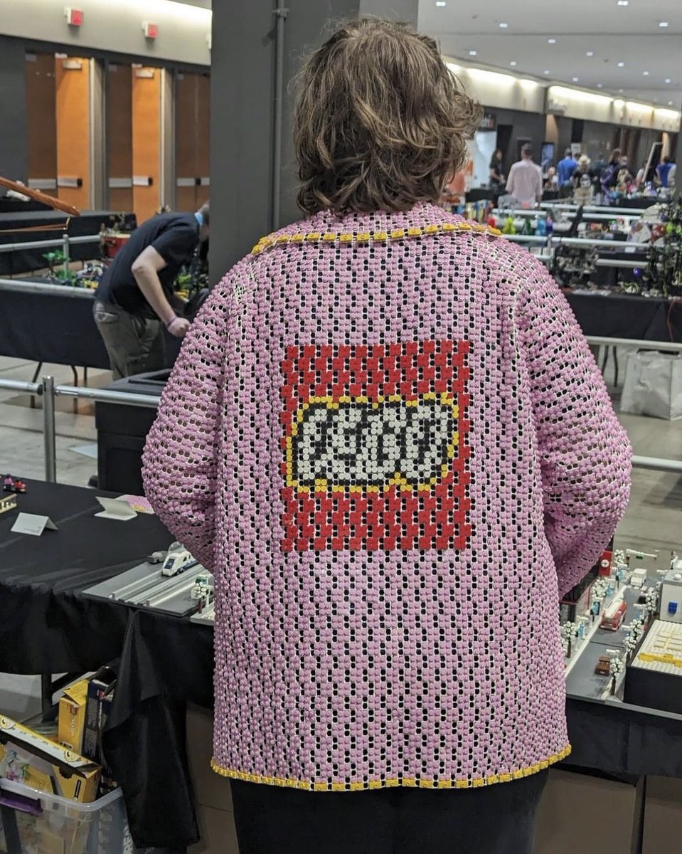 StreetFashion01's tweet photo. Jacket made entirely of Lego!🖤 https://t.co/4mxtgntUAO