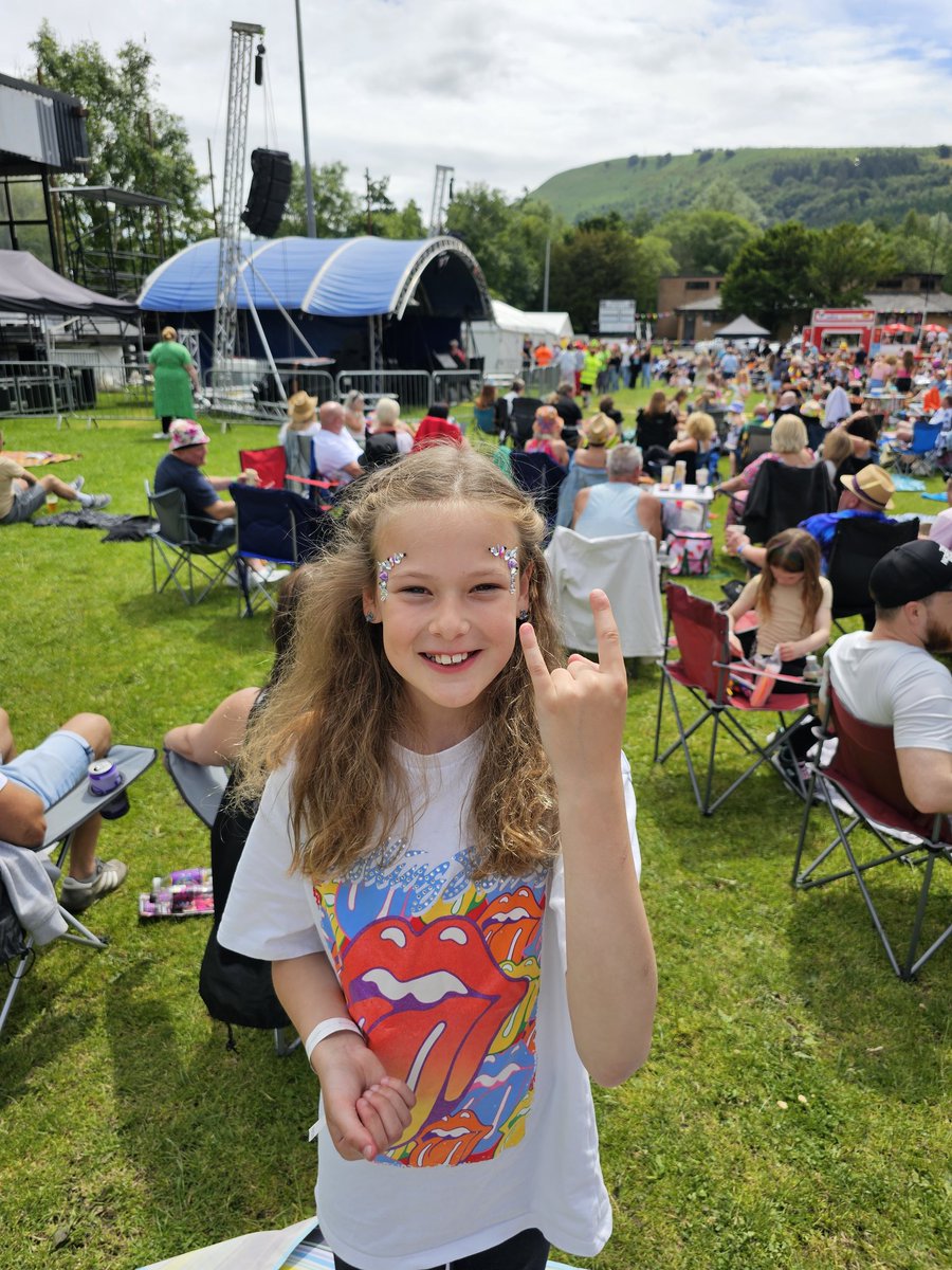 Kids first festival #Glastonselfy. We will get them to download, if only so <a href="/Sam_Panther/">Samantha McGowan</a> has an excuse to bully <a href="/joe16ledley/">Shaun McGowan</a> into another one!! 🤘