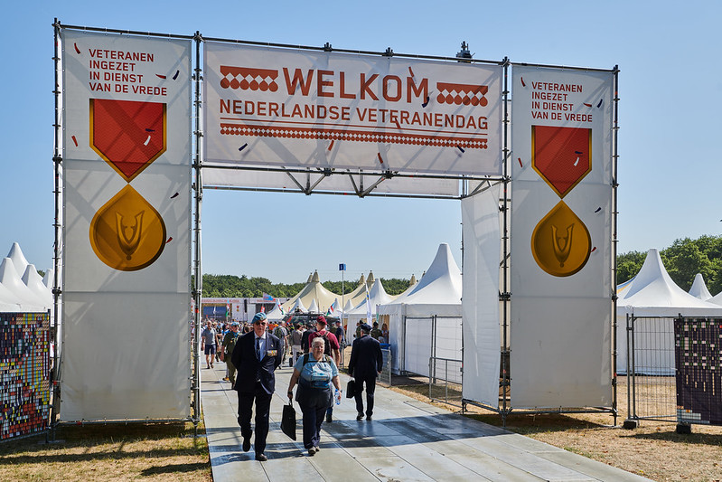 Defensie's tweet image. Het Nationale Defilé is voorbij. #Veteranendag gaat nu verder op het Malieveld in Den Haag. Daar zijn momenteel veel mensen aan het genieten van muziek en een weerzien met kameraden. Ook dit is te volgen via ons YouTube kanaal: youtube.com/watch?v=_RbYYh…