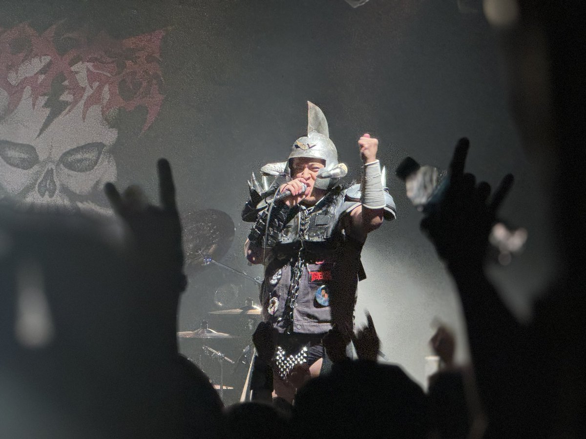 LOVE10046642's tweet photo. 冠兄貴のサービス精神満点のステージが最高だった。
まさかのSO WHAT時代の曲「一発かましたれ」が聴けて泣きそうになったわ。
#THE冠 https://t.co/awWJbfqA6H