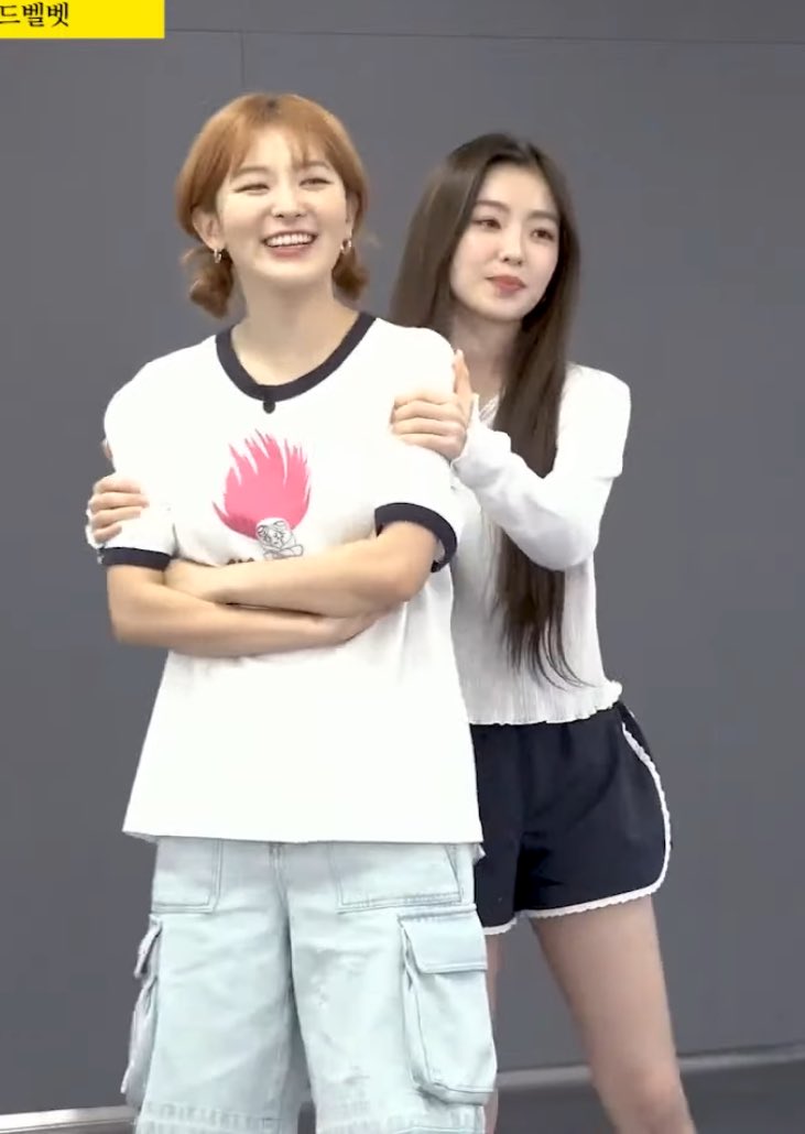 ApoemtitledBAE's tweet photo. ยิ้มอีกแล้วแกร ยิ้มลำพังหัวเพราะลำพูน https://t.co/BdljCPhJpO