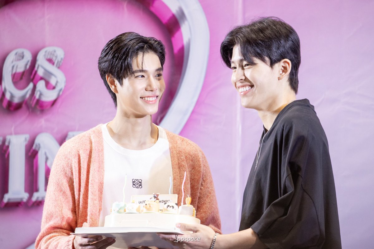 hilaphobic's tweet photo. PondPhuwin #twotweets au ― edisi happy birthday 🎈
🧸💓 https://t.co/OgIsqkxUVM