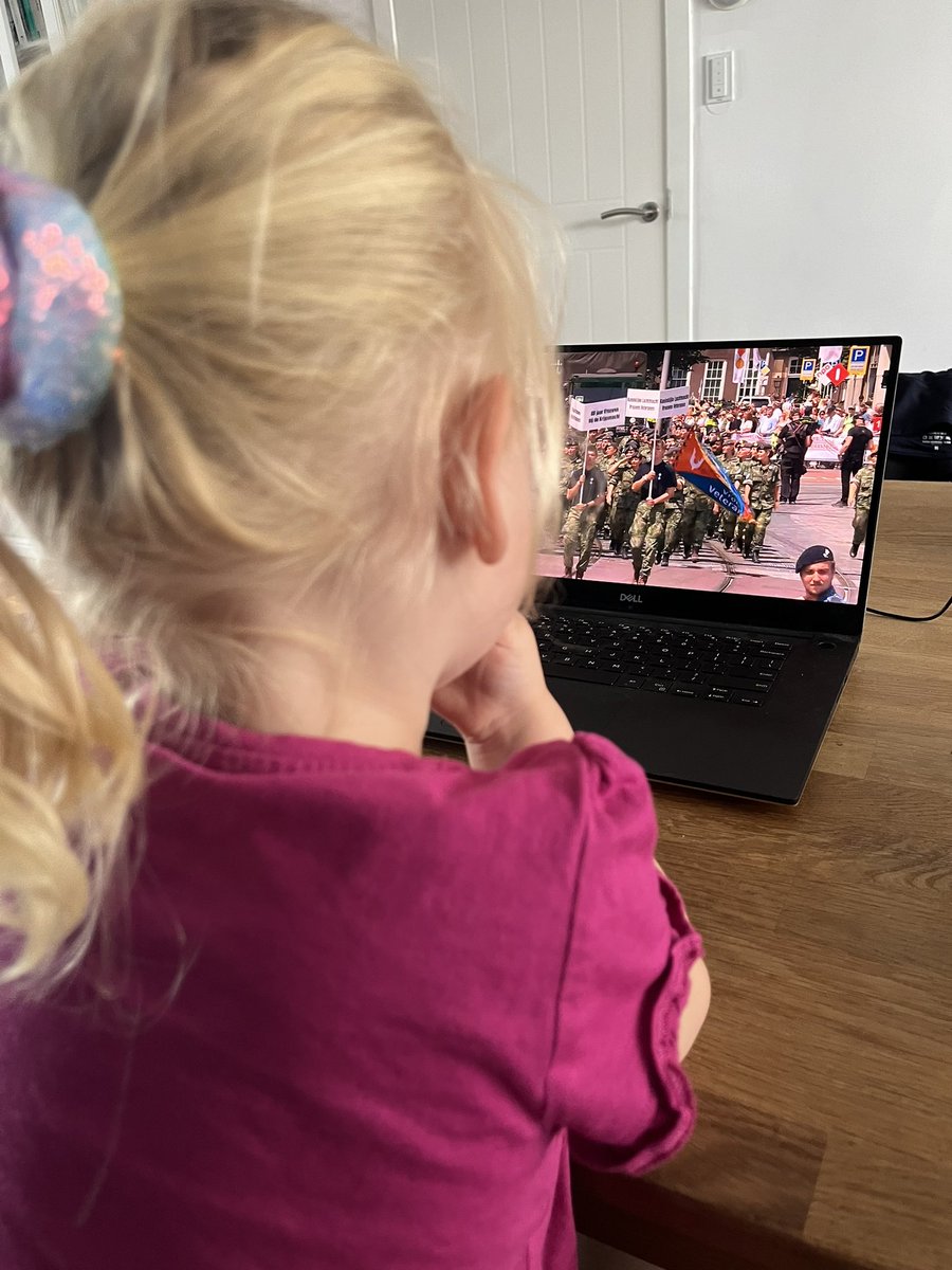 Ook onderdeel van de opvoeding: je dochter vroeg proberen bij te brengen dat er mensen zijn die elke dag werken aan onze vrijheid en veiligheid.