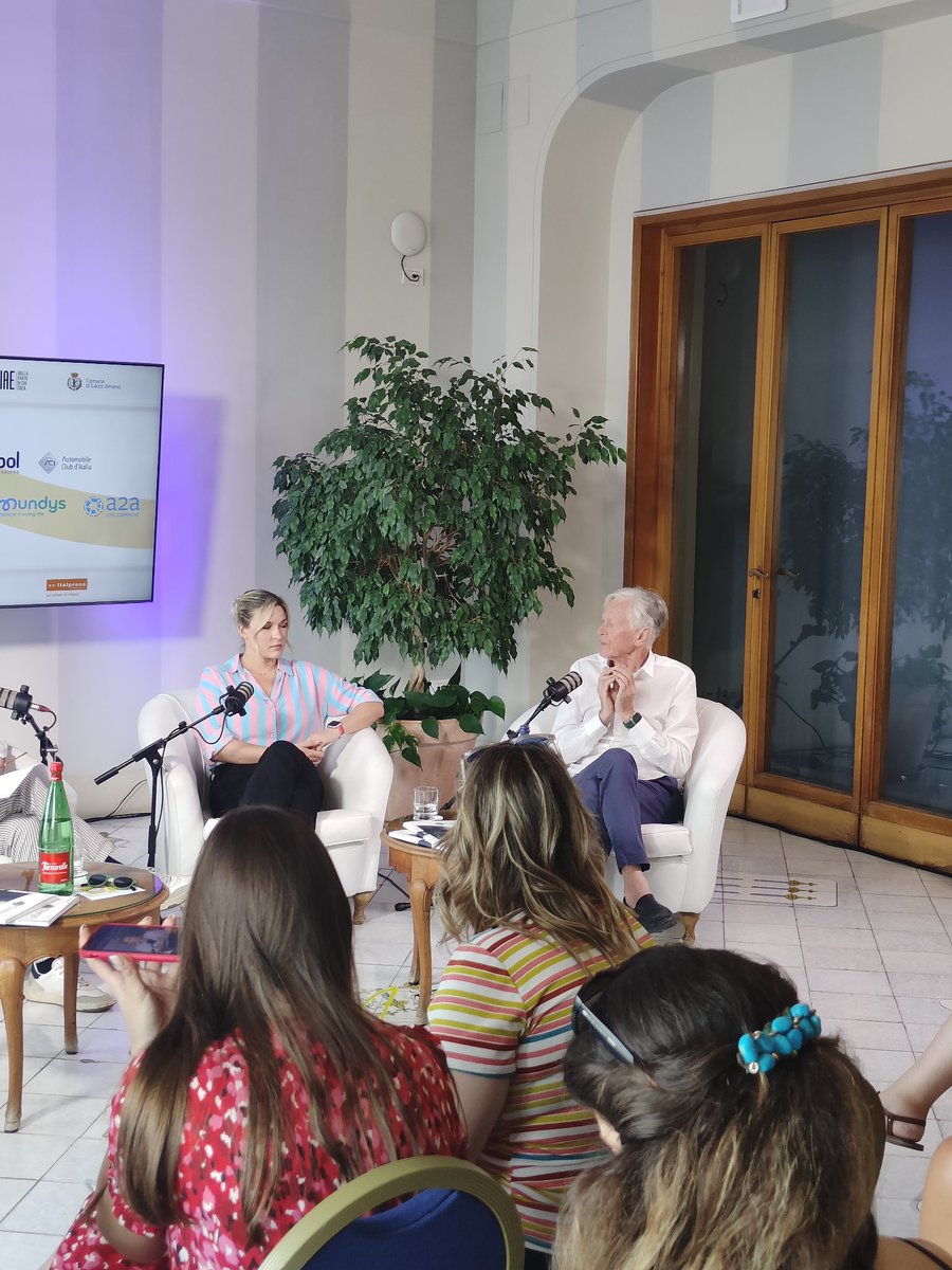 #DerrickdeKerckhove "Quella scatenata dall' #intelligenzaartificiale non è solo una rivoluzione industriale, è soprattutto una rivoluzione cognitiva." @UnipolGroup_PR