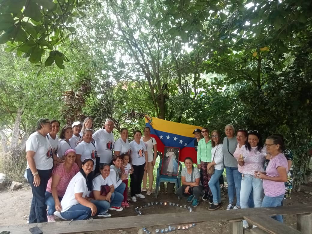 Yinethbv's tweet photo. Santa Cruz de Mora. Edo. #Merida en oración por la protección de nuestros líderes. Hasta el Final queremos una Venezuela Libre y que vuelvan nuestros familiares de nuevo 🇻🇪 https://t.co/XvrrFk89R7