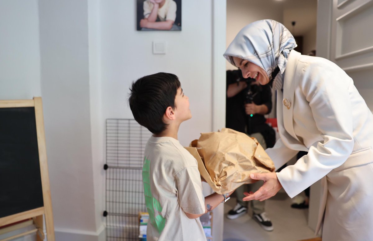 Devletimizin koruması altında bulunan dünyalar tatlısı evladımıza koruyucu aile olan Elifnaz Hanım ile Muammer Bey'in İstanbul'daki hanelerine misafiri olduk.

Bu kıymetli gönül makamının sahiplerine, evlatlarıyla birlikte nice mutlu ve huzur dolu günler temenni ediyorum.