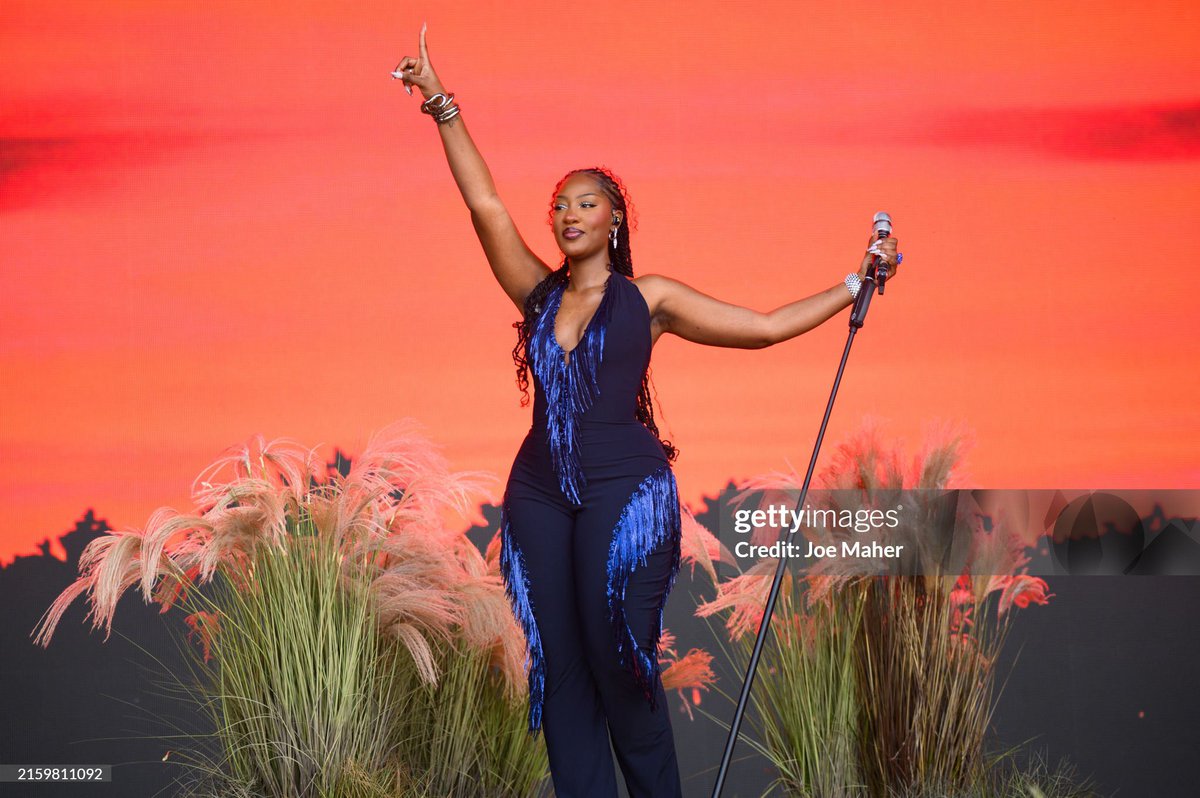 temsszn's tweet image. TEMS IN HER ELEMENT ❤️‍🔥

#GLASTONBURY FESTIVAL 2024