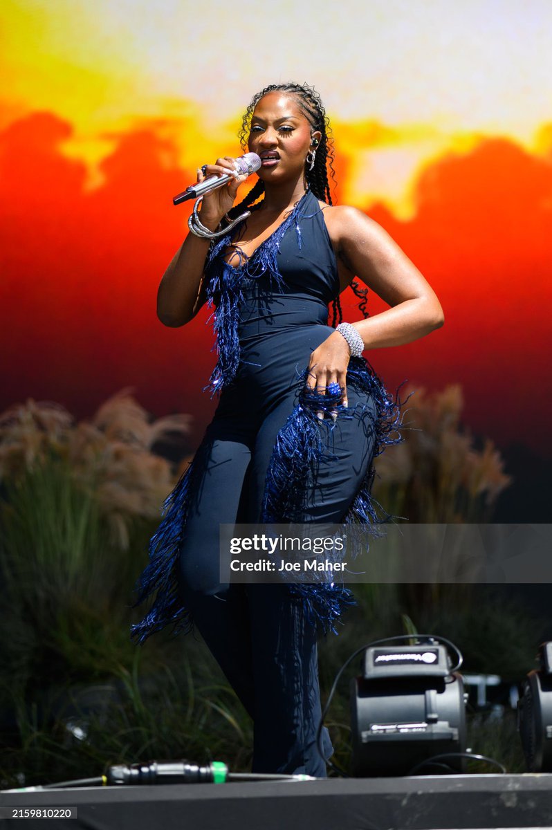 temsszn's tweet image. TEMS IN HER ELEMENT ❤️‍🔥

#GLASTONBURY FESTIVAL 2024