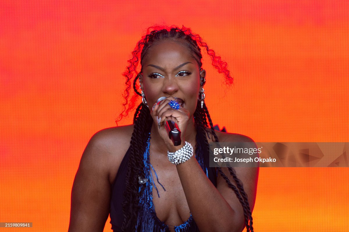 temsszn's tweet image. TEMS IN HER ELEMENT ❤️‍🔥

#GLASTONBURY FESTIVAL 2024